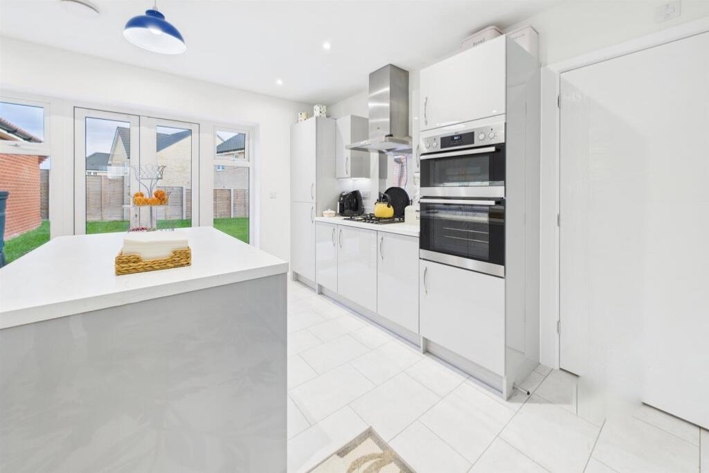 Detached House for sale in Stowmarket, Deer Walk, Stowmarket, IP14 1GP, 1594 m²