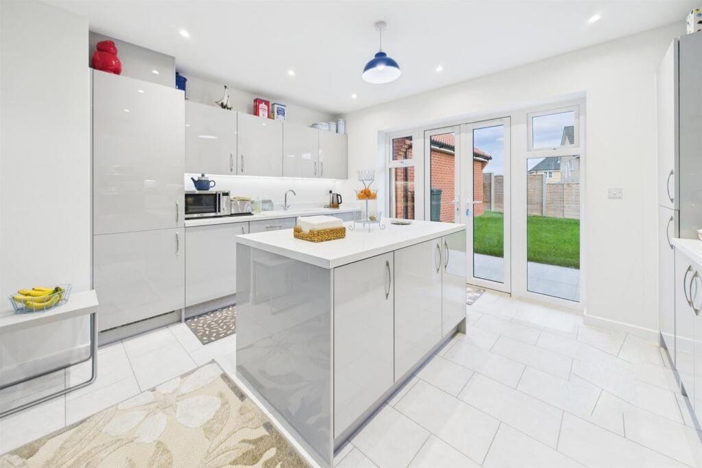 Detached House for sale in Stowmarket, Deer Walk, Stowmarket, IP14 1GP, 1594 m²