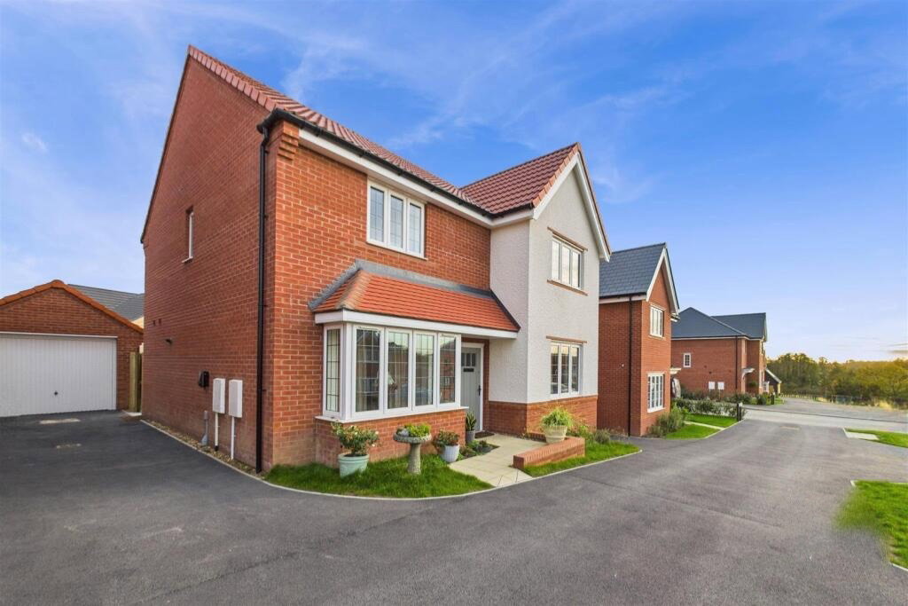 Detached House for sale in Stowmarket, Deer Walk, Stowmarket, IP14 1GP, 1594 m²