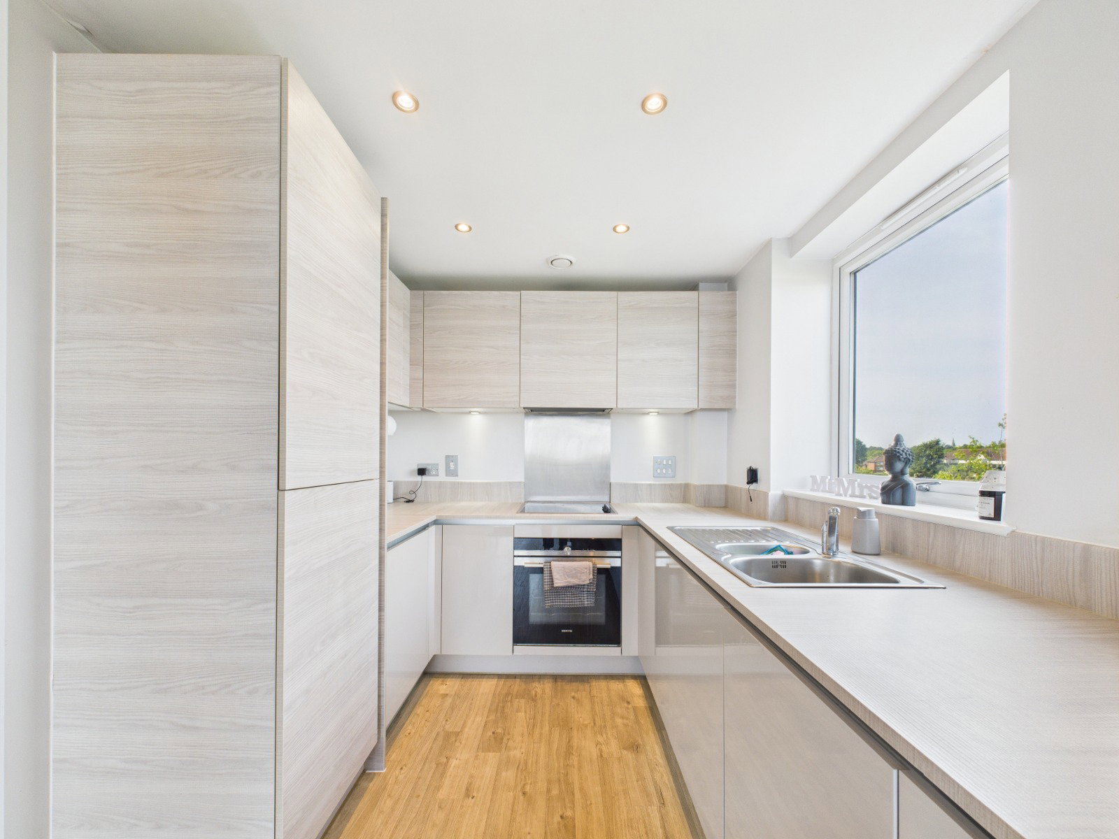 Flat for sale in Maidenhead, Marigold House, Wallingford Way, Maidenhead SL6 1GG, 733 m²