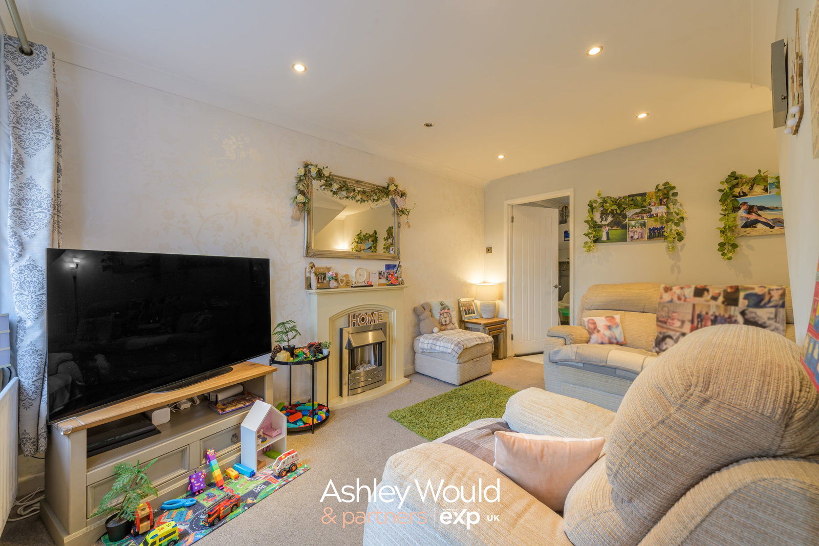 Semi Detached House for sale in Bromsgrove, Knowesley Close, Bromsgrove, B60 2RG