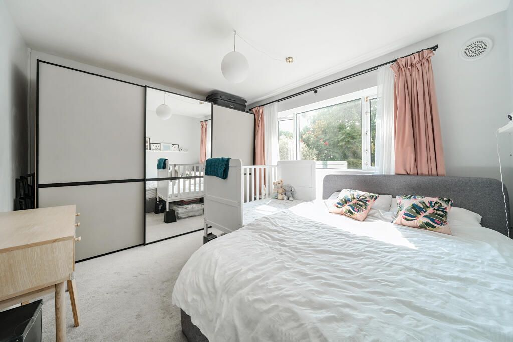 Flat for sale in London, Warwick Road, London, N11 2TX, 643 m²