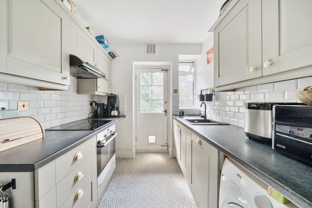 Flat for sale in London, Warwick Road, London, N11 2TX, 643 m²