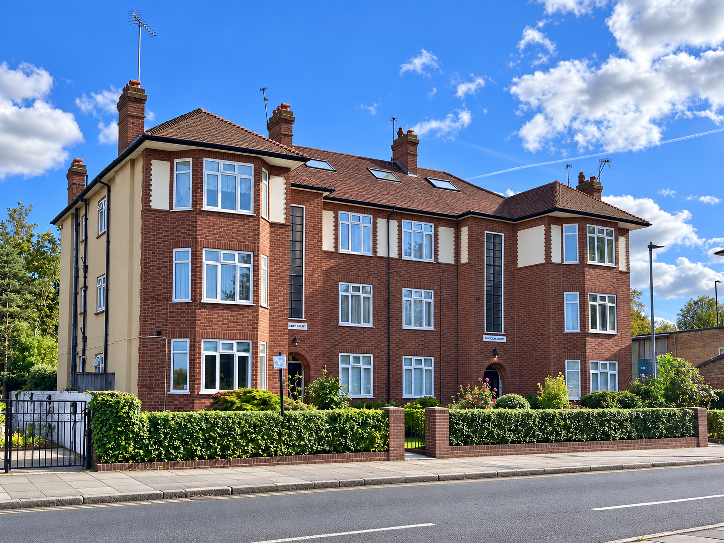 Flat for sale in London, Warwick Road, London, N11 2TX, 643 m²