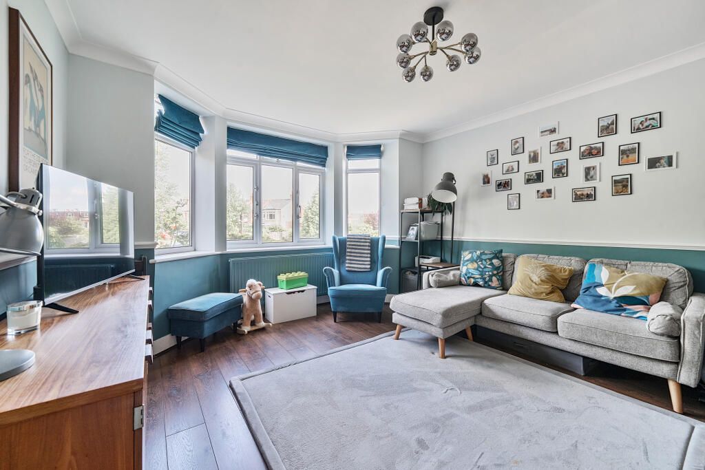 Flat for sale in London, Warwick Road, London, N11 2TX, 643 m²