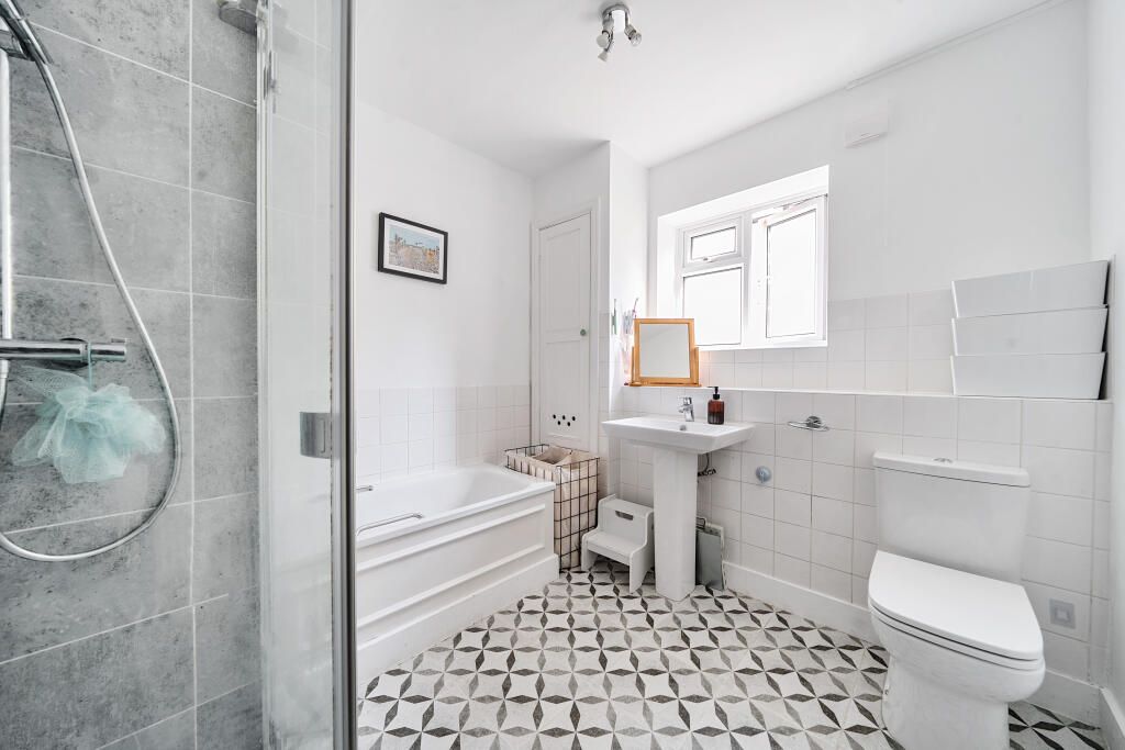 Flat for sale in London, Warwick Road, London, N11 2TX, 643 m²