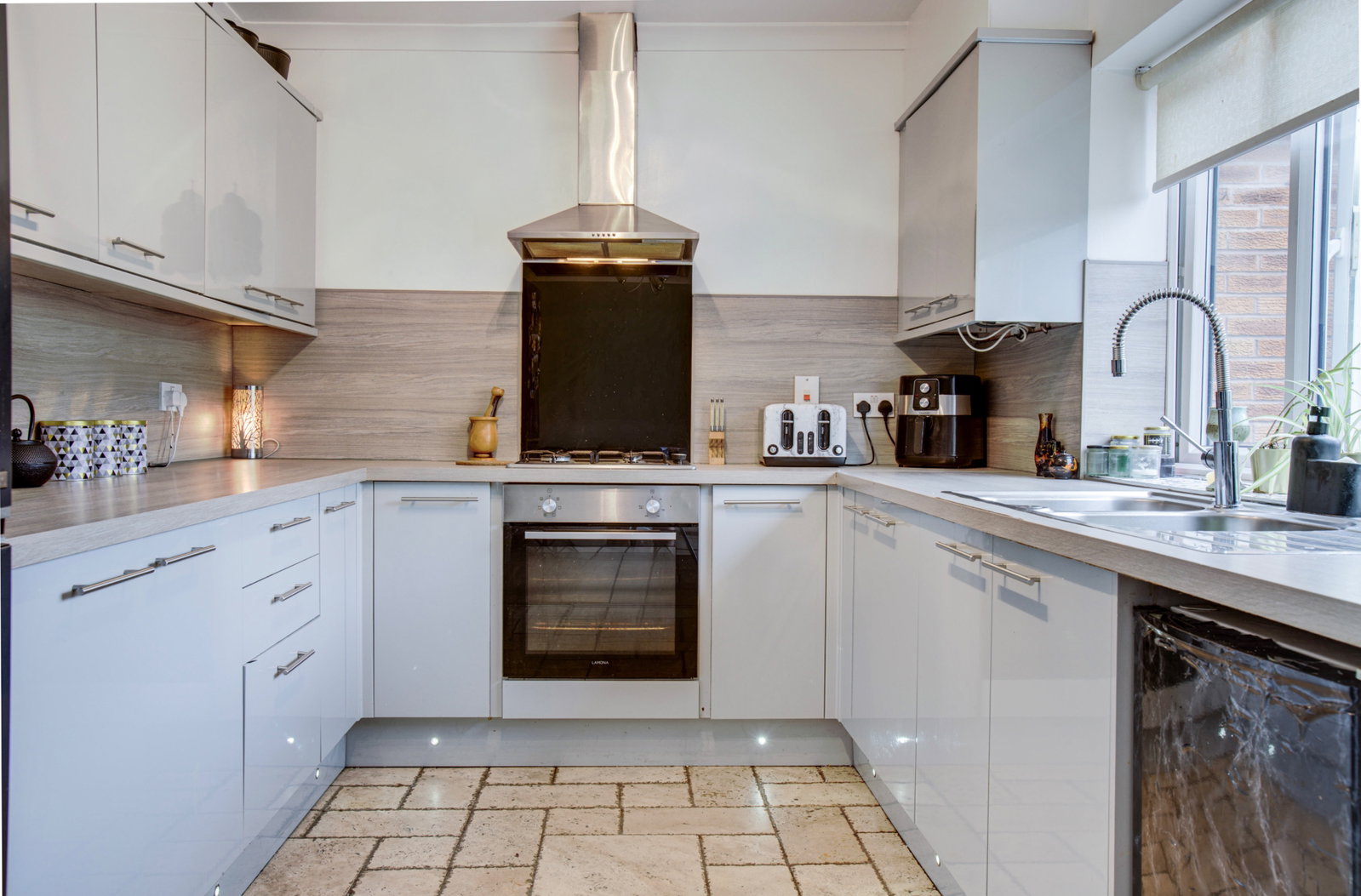Terraced House for sale in Nottingham, Shelford Close, Radcliffe-on-Trent, NG12, 925 m²