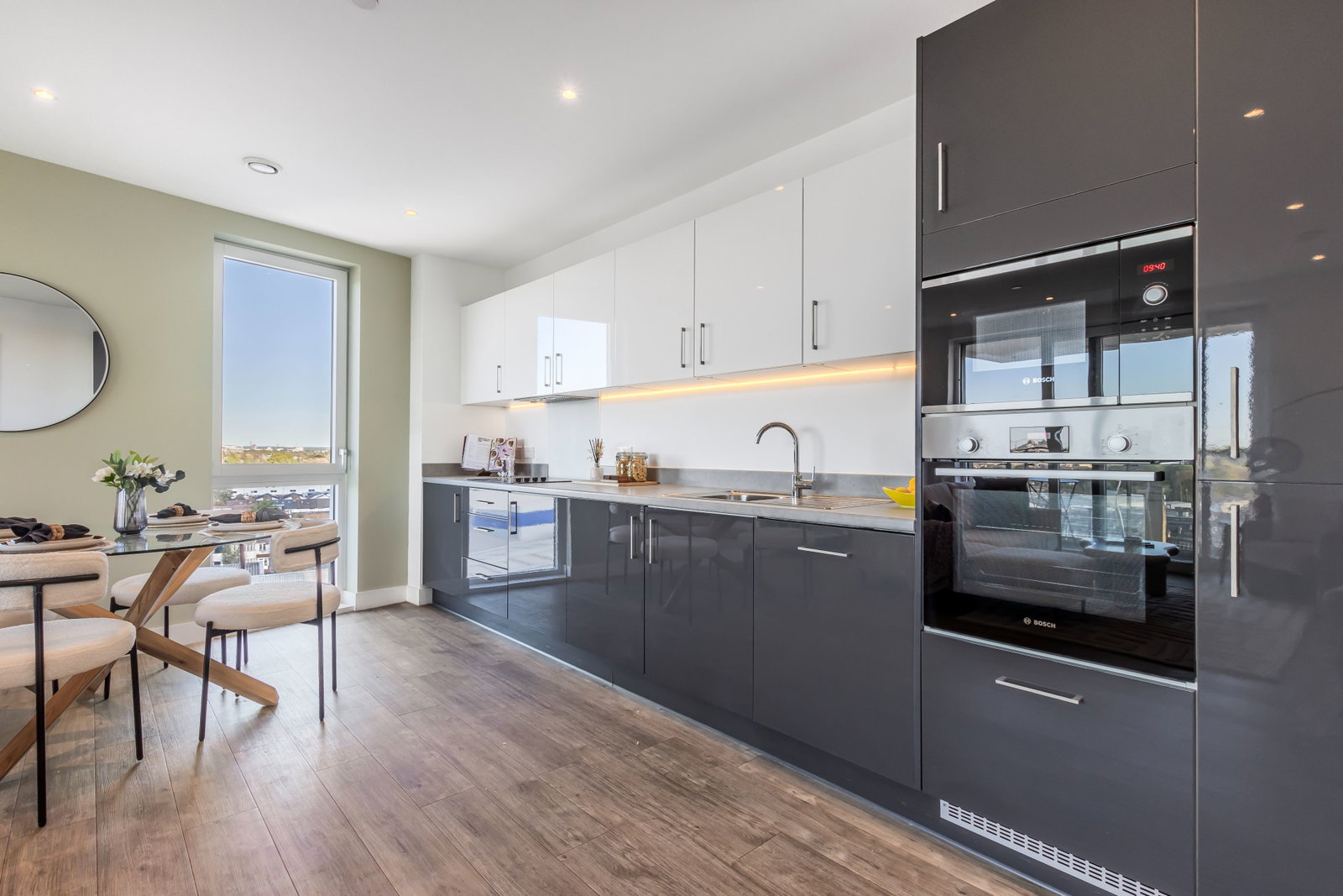 Flat for sale in London, Beck Square, E10, 849 m²