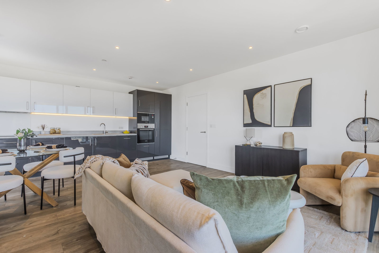 Flat for sale in London, Beck Square, E10, 849 m²