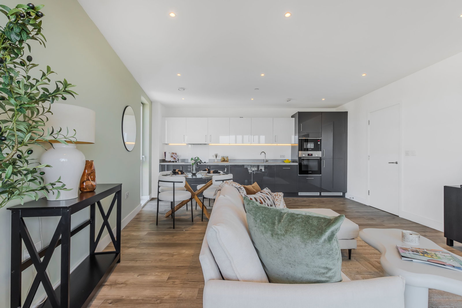 Flat for sale in London, Beck Square, E10, 849 m²