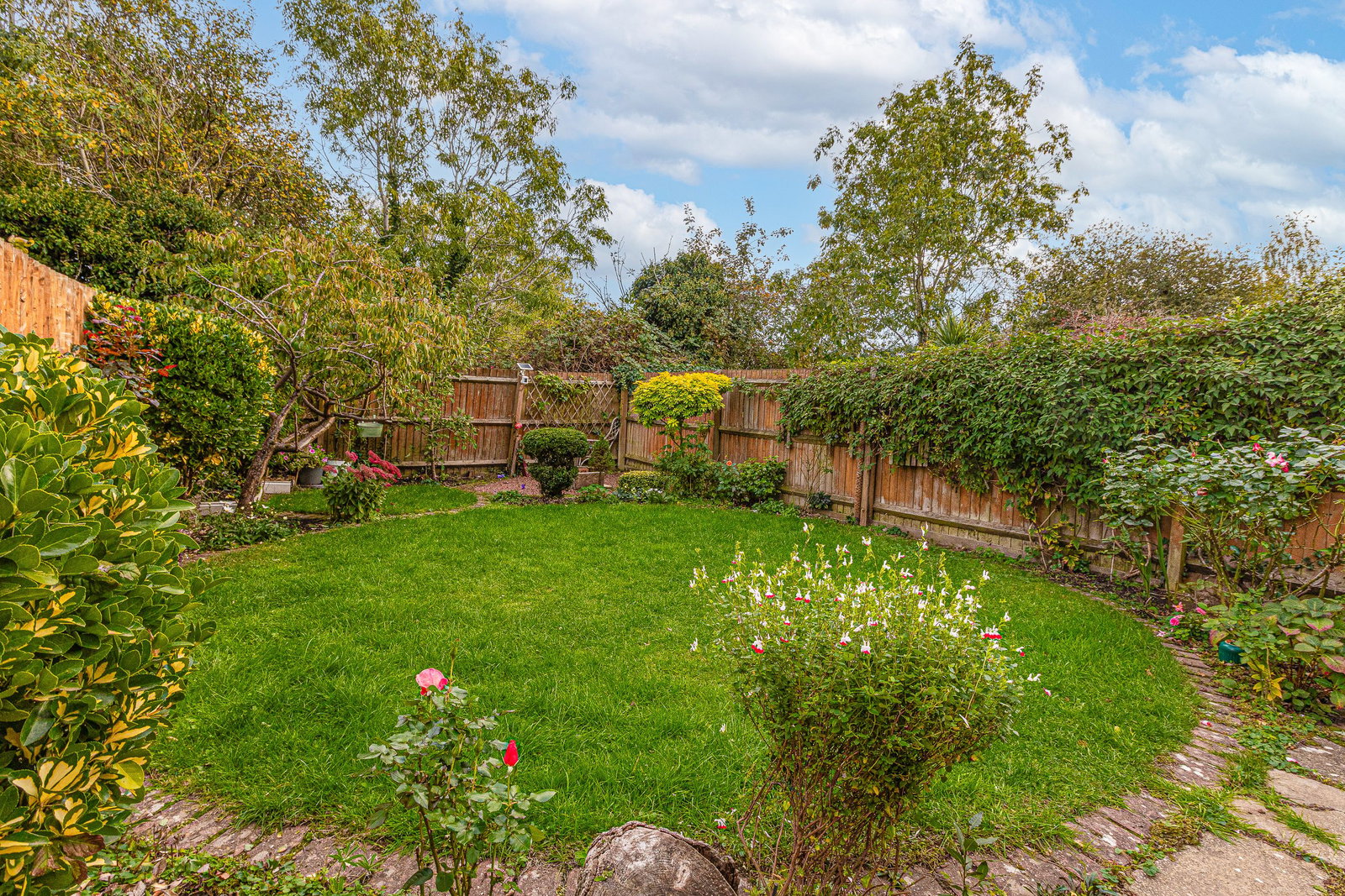 Semi Detached House for sale in Hinckley, Fosse Close, Burbage, LE10 2EH, 1515 m²