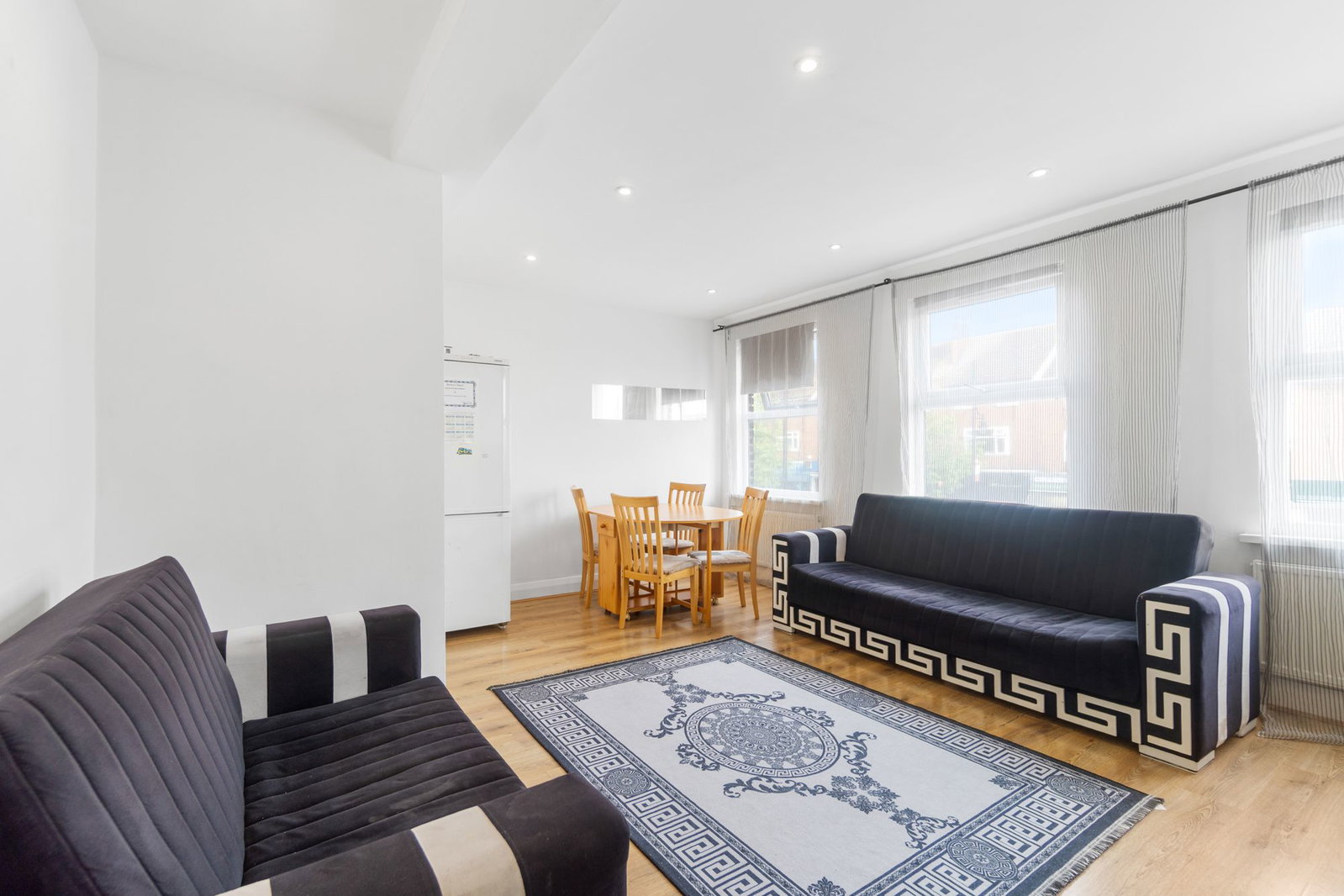 Flat for sale in Romford, Collier Row Road, Romford, RM5, 818 m²