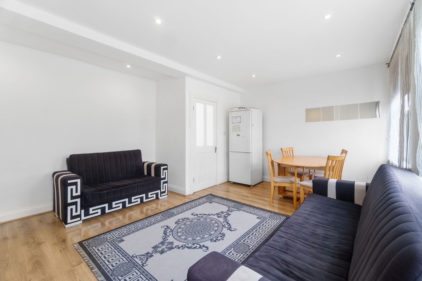 Flat for sale in Romford, Collier Row Road, Romford, RM5, 818 m²