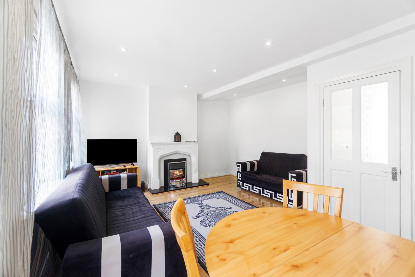 Flat for sale in Romford, Collier Row Road, Romford, RM5, 818 m²