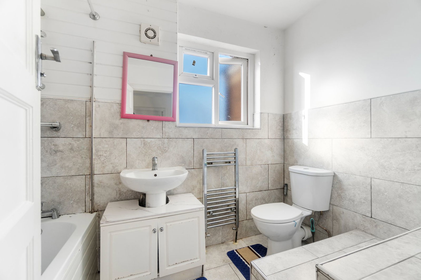 Flat for sale in Romford, Collier Row Road, Romford, RM5, 818 m²