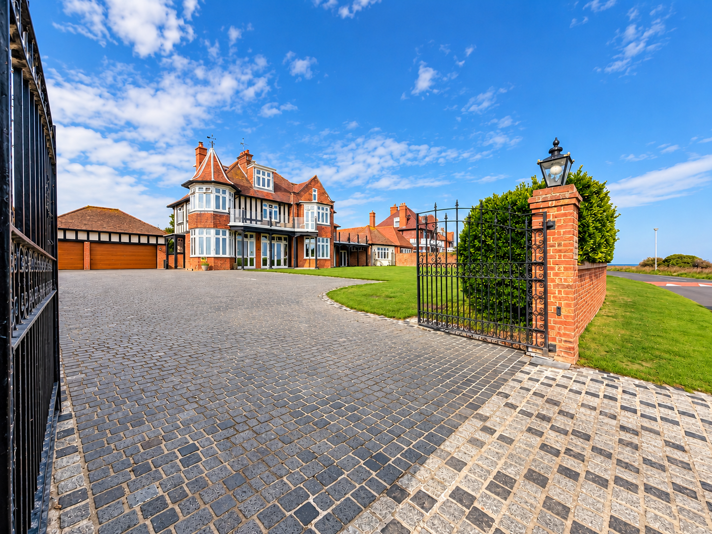 Detached House for sale in Broadstairs, Cliff Promenade, North Foreland, Broadstairs, Kent, CT10, 6260 m²