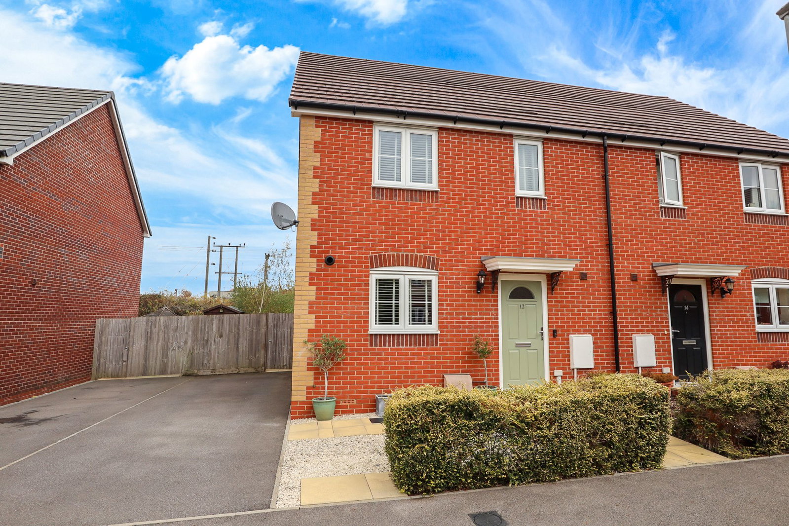 Semi Detached House for sale in Calne, Lupin Close, Calne