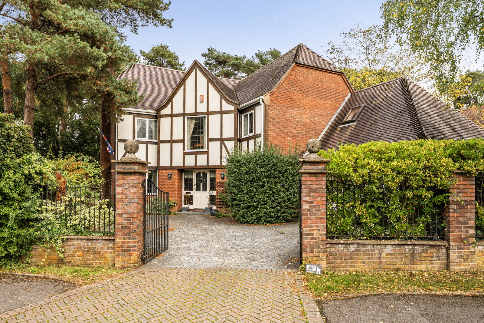 Detached House for sale in Ringwood, Large Freehold House - In Need of Modernisation, 2692 m²