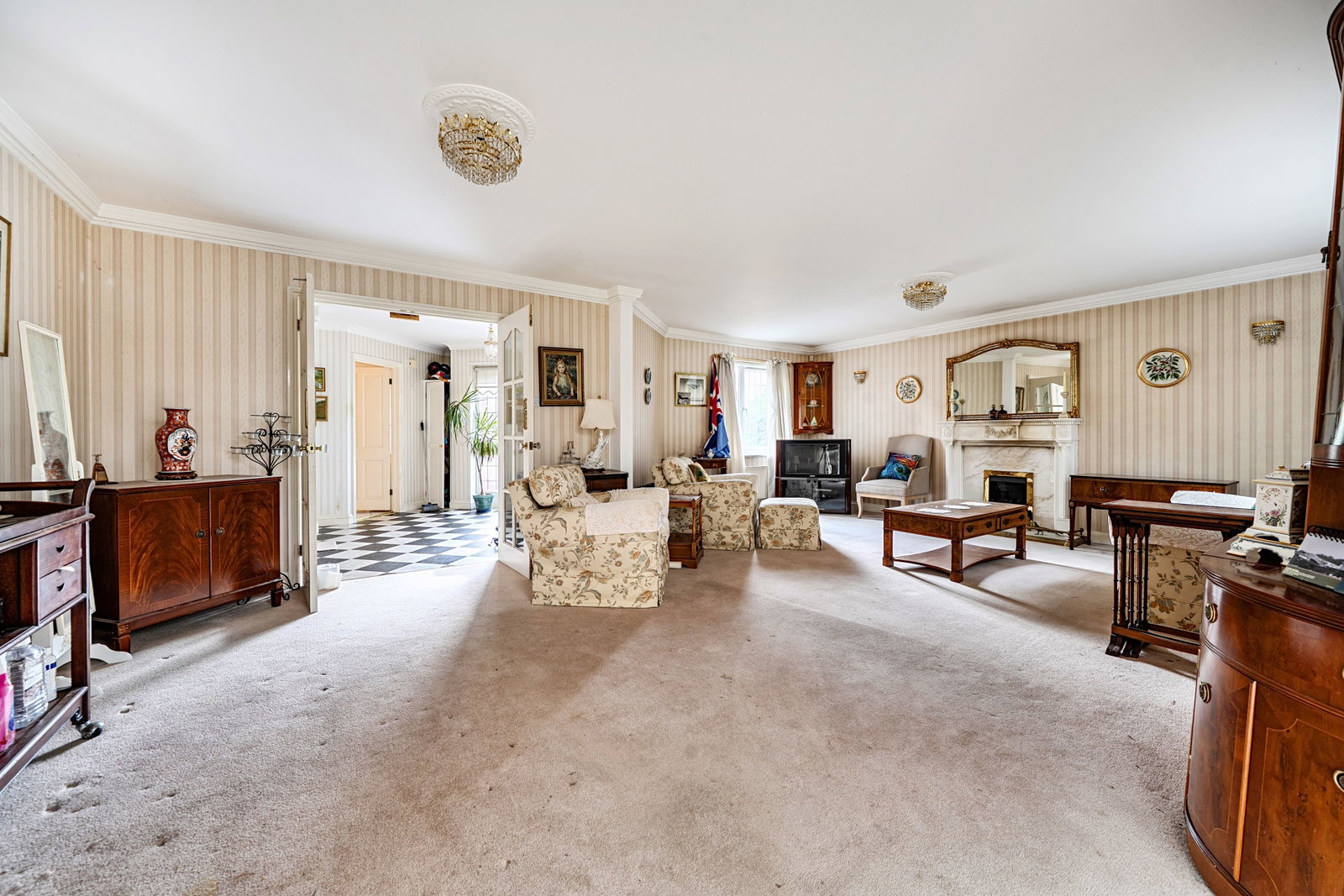Detached House for sale in Ringwood, Large Freehold House - In Need of Modernisation, 2692 m²