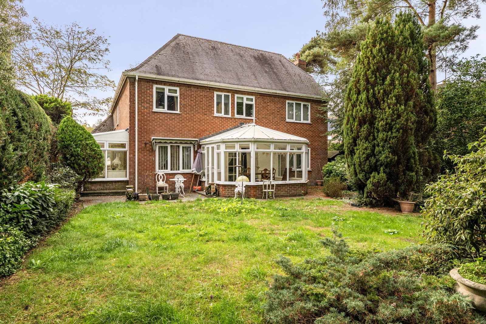 Detached House for sale in Ringwood, Large Freehold House - In Need of Modernisation, 2692 m²