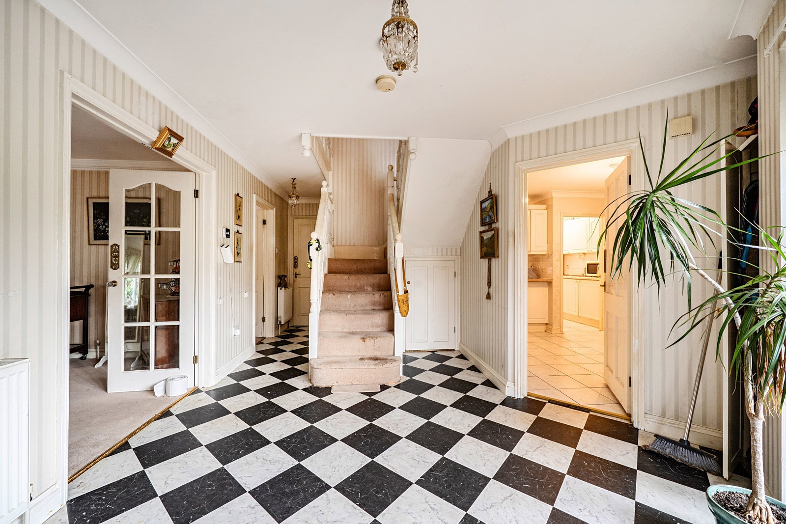 Detached House for sale in Ringwood, Large Freehold House - In Need of Modernisation, 2692 m²