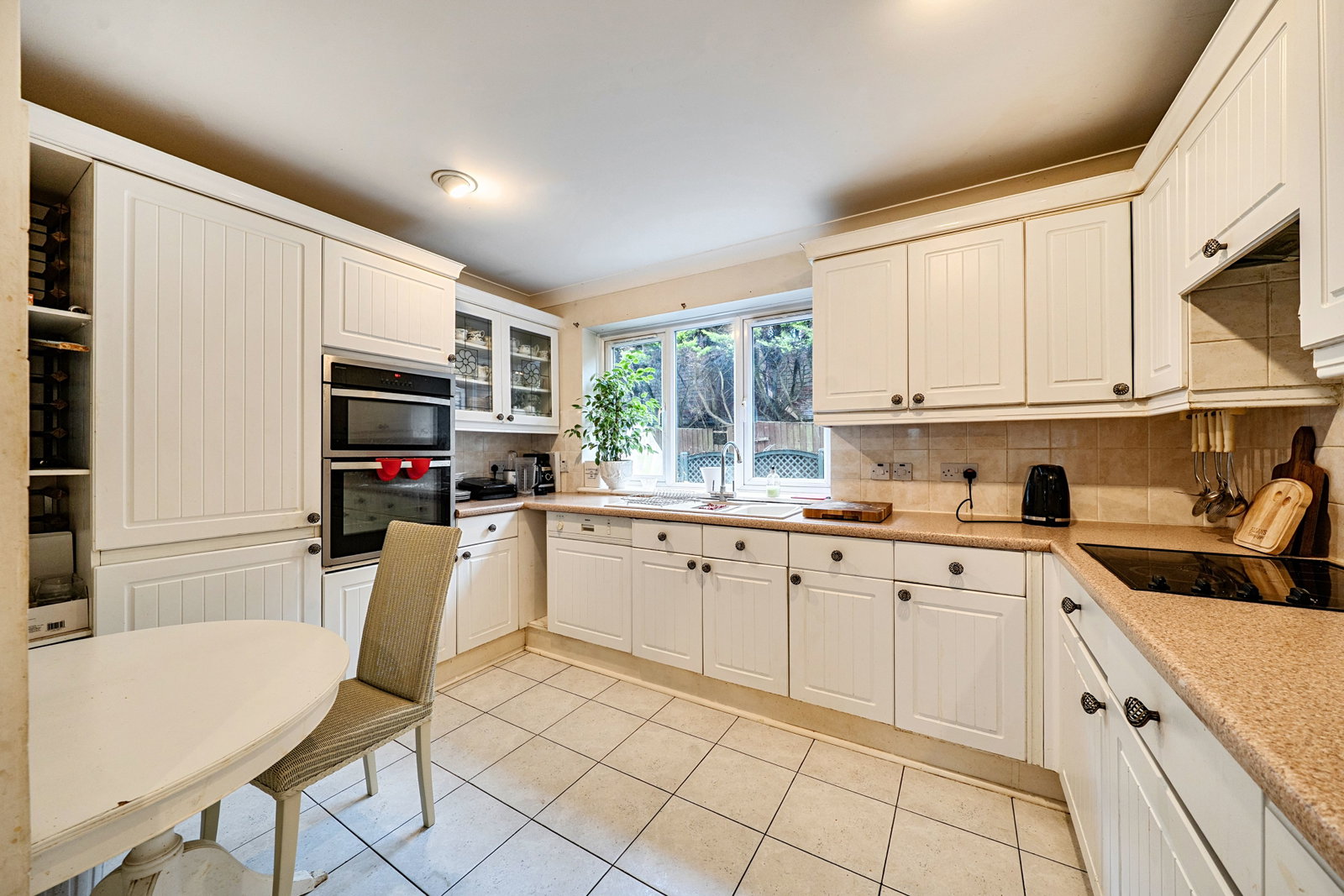 Detached House for sale in Ringwood, Large Freehold House - In Need of Modernisation, 2692 m²