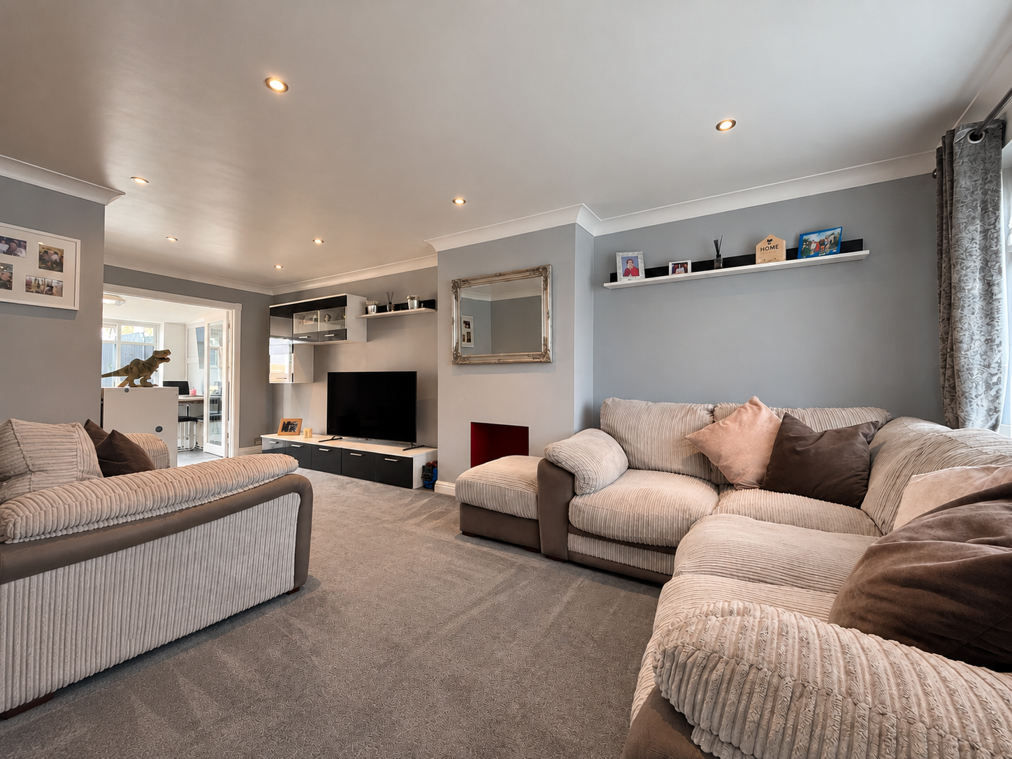 Semi Detached House for sale in Gillingham, Lovely Three Bedroom Semi Detached Home Close To Schools And Train Station - Pump Lane Rainham