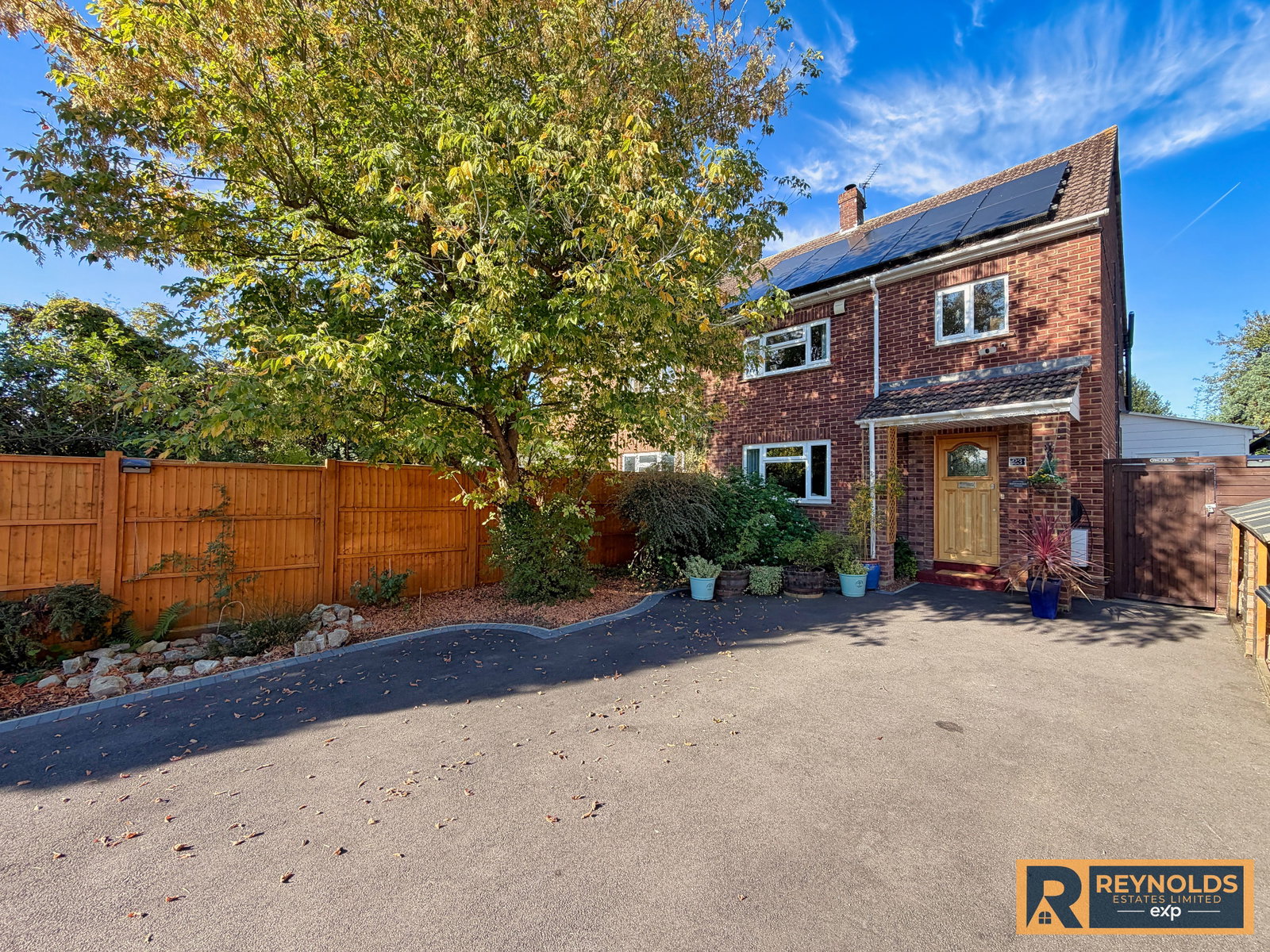 Semi Detached House for sale in West Malling, Renovated Home With Annex - Located In Castle Way, Leybourne, West Malling, ME19 5HF, 1259 m²