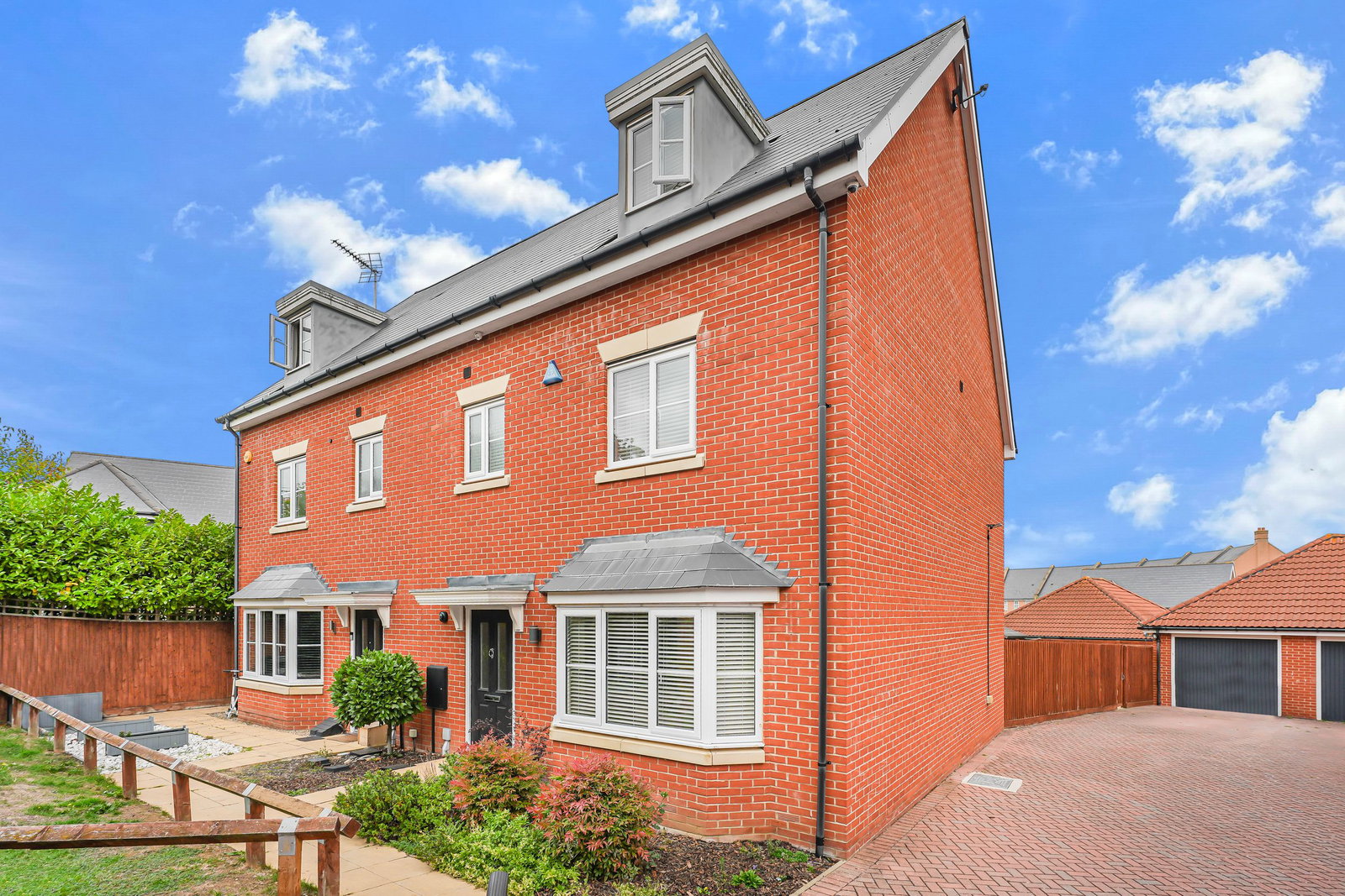 Semi Detached House for sale in Laindon, Dulwich Avenue, Dunton Fields, Laindon, SS15 6FU