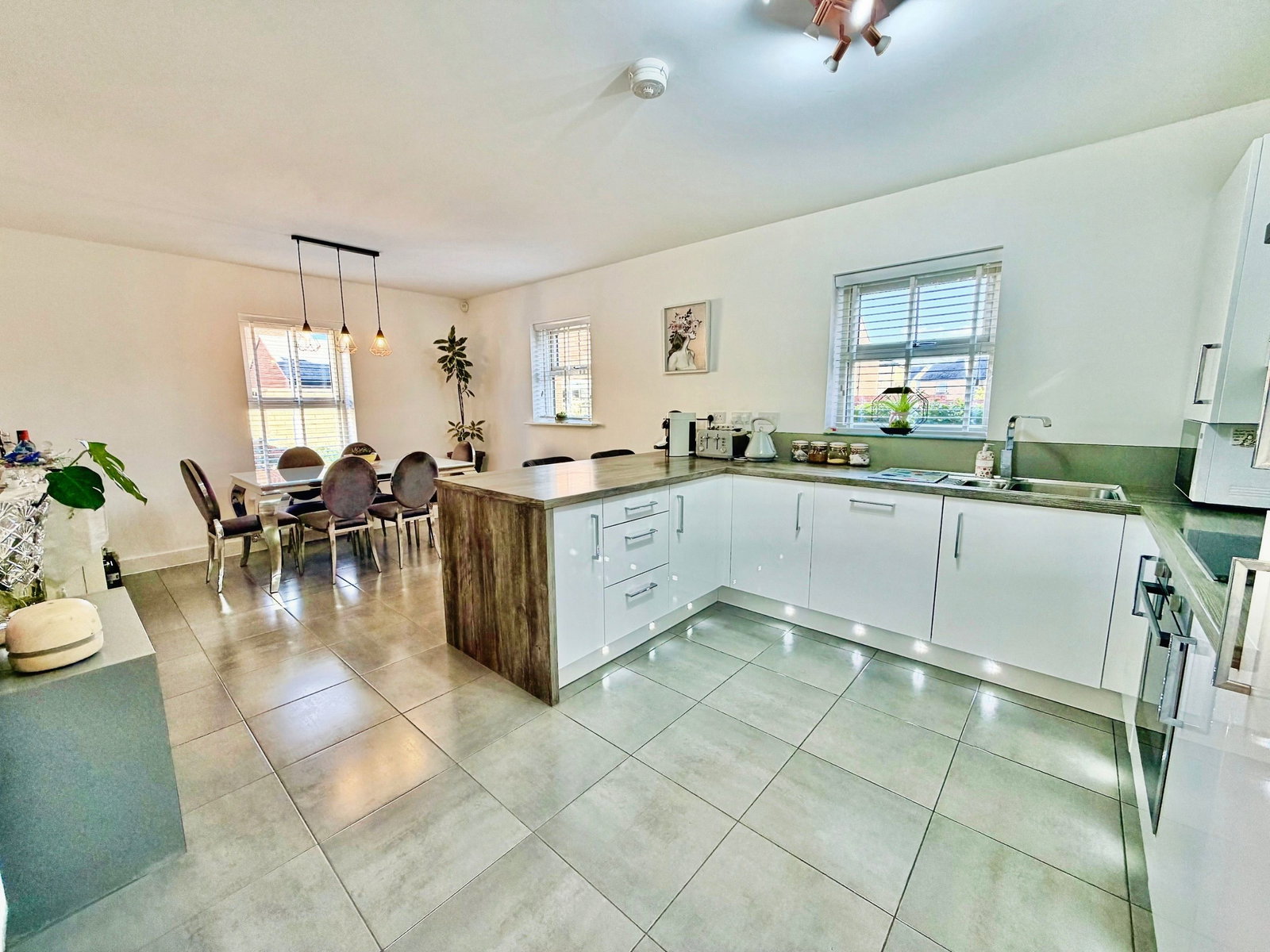 Detached House for sale in Wakefield, Hoult Court, Wakefield, West Yorkshire, WF1 2ZJ, 1227 m²