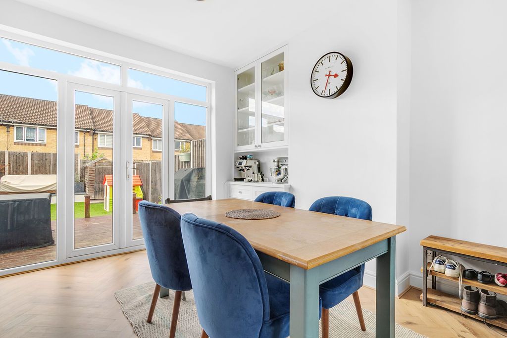 Semi Detached House for sale in London, Abercairn Road, Streatham Vale, SW16, 1285 m²