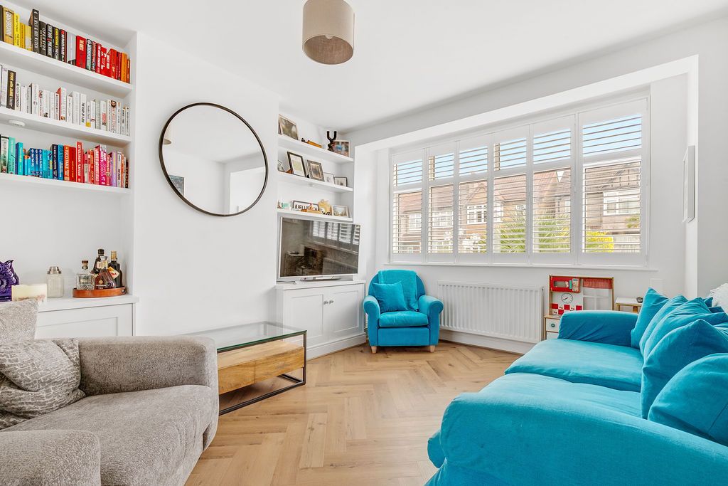 Semi Detached House for sale in London, Abercairn Road, Streatham Vale, SW16, 1285 m²