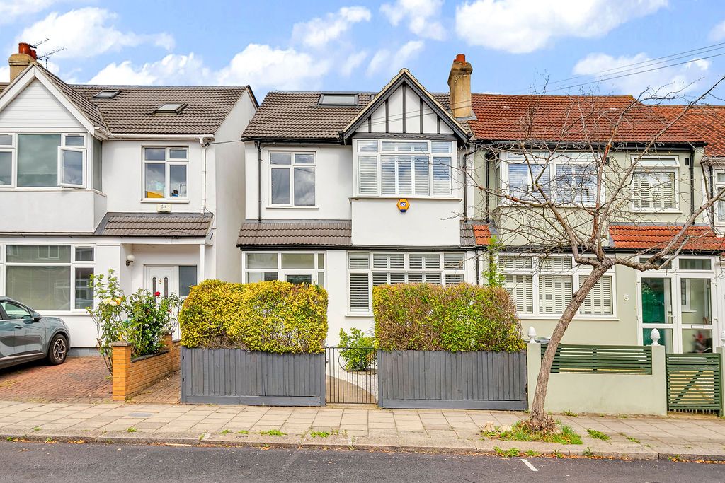 Semi Detached House for sale in London, Abercairn Road, Streatham Vale, SW16, 1285 m²