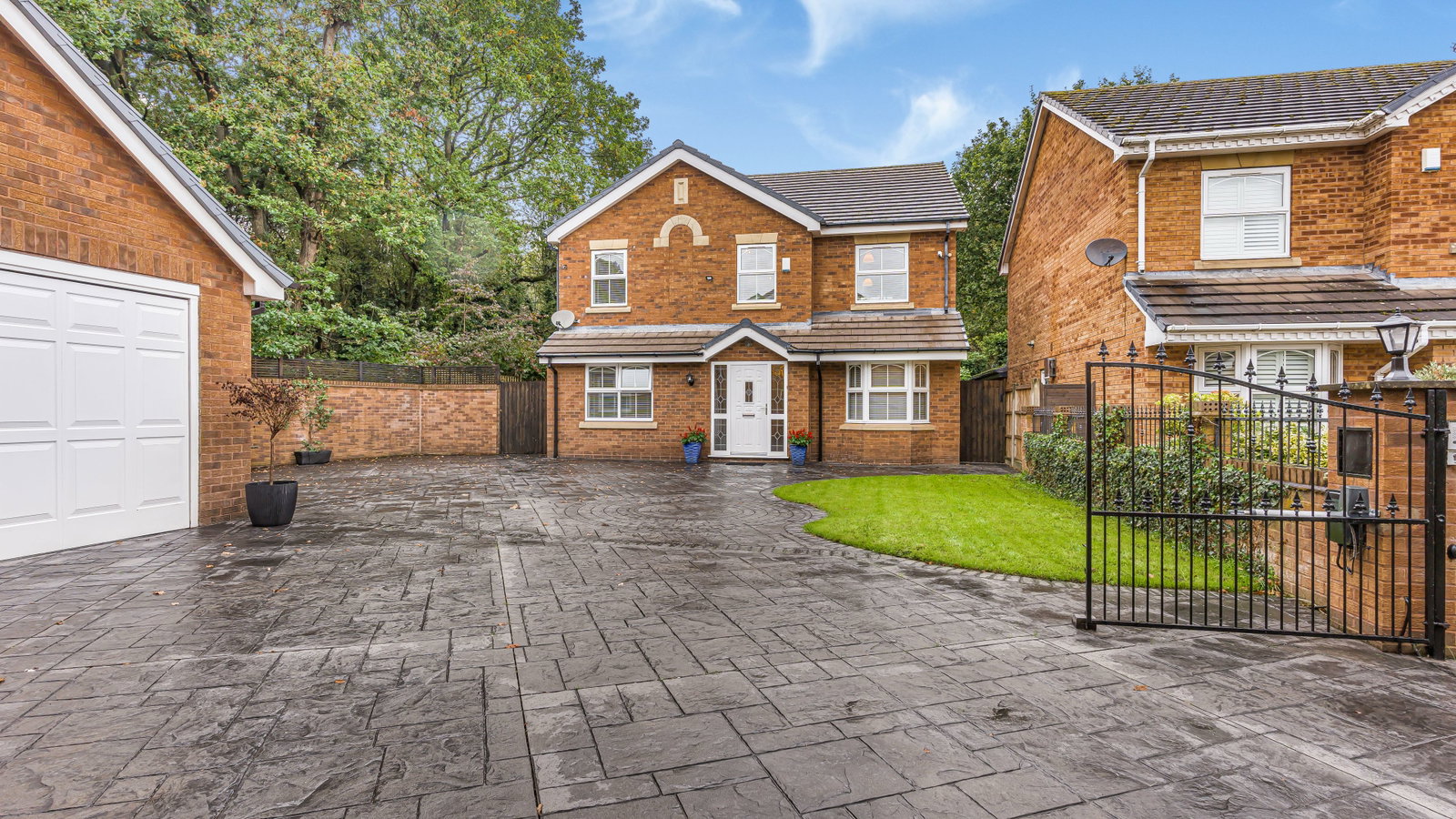 Detached House for sale in Walsall, Pool Meadow, Cheslyn Hay, Walsall, WS6 7PB