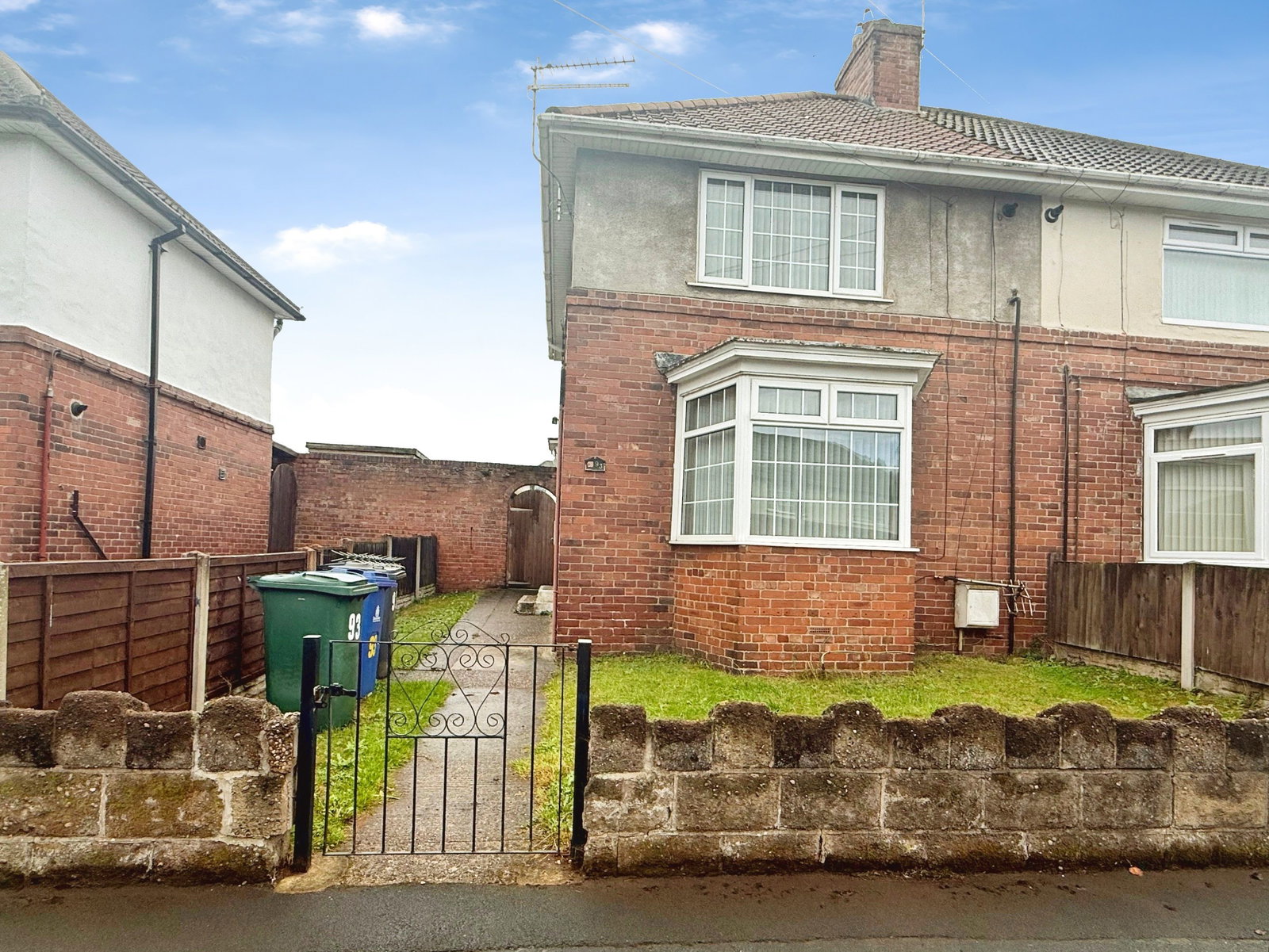 Semi Detached House for sale in Doncaster, Mansfield Crescent, Armthorpe, Doncaster, DN3