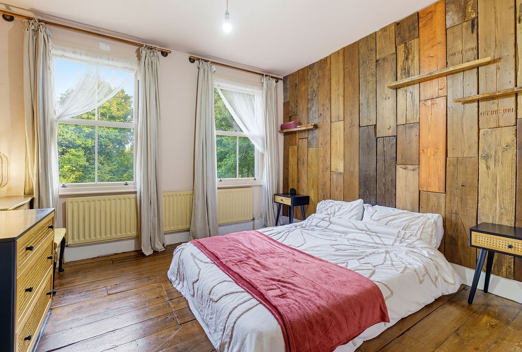 Semi Detached House for sale in Croydon, Shirley Hills Road,CR0, 975 m²