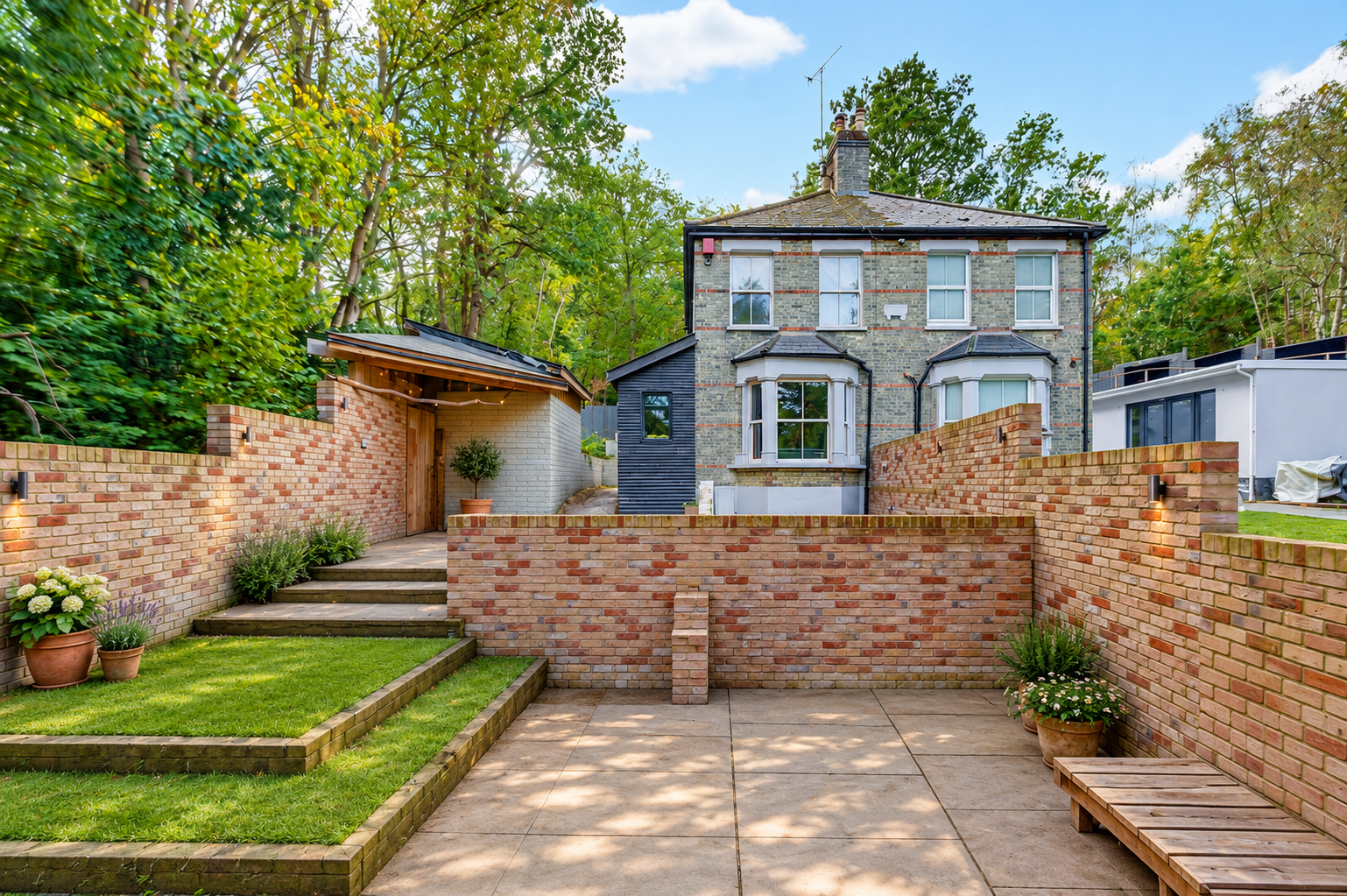 Semi Detached House for sale in Croydon, Shirley Hills Road,CR0, 975 m²