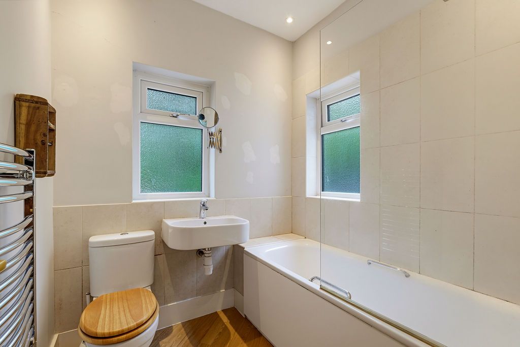 Semi Detached House for sale in Croydon, Shirley Hills Road,CR0, 975 m²