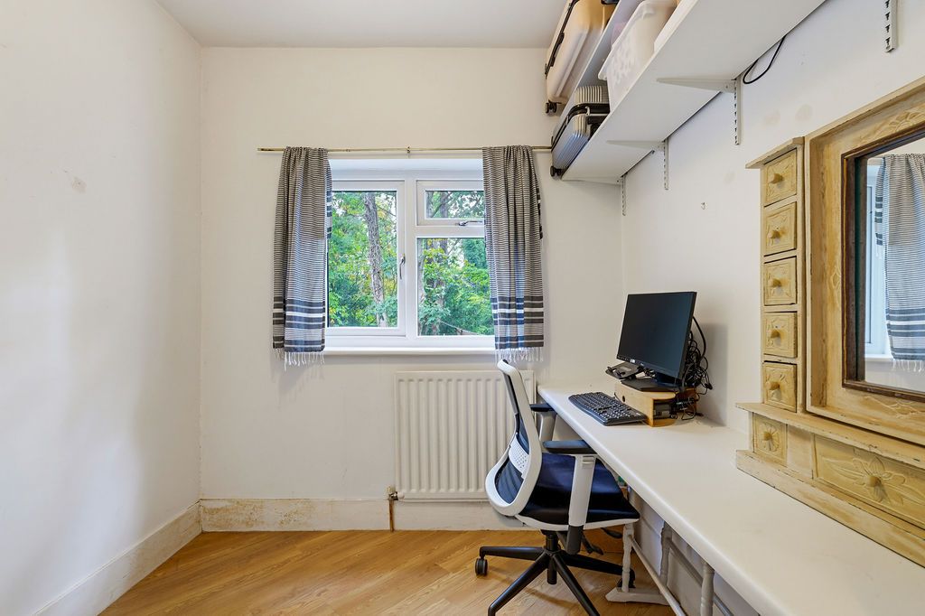 Semi Detached House for sale in Croydon, Shirley Hills Road,CR0, 975 m²