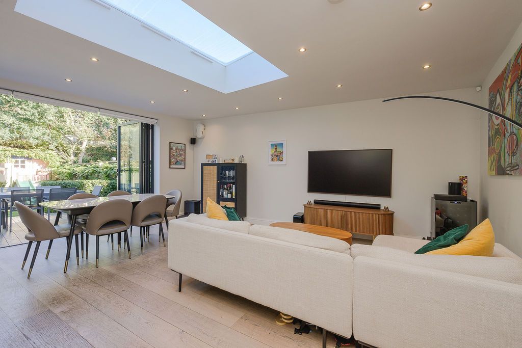 Maisonette for sale in London, Firstway, Raynes Park, SW20, 825 m²