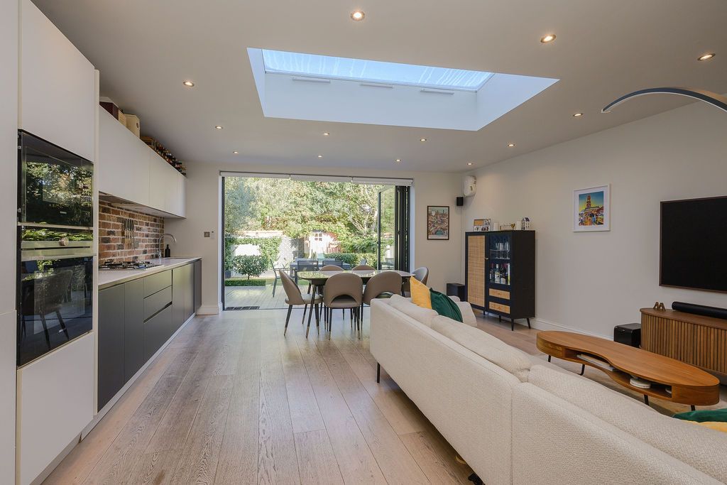 Maisonette for sale in London, Firstway, Raynes Park, SW20, 825 m²
