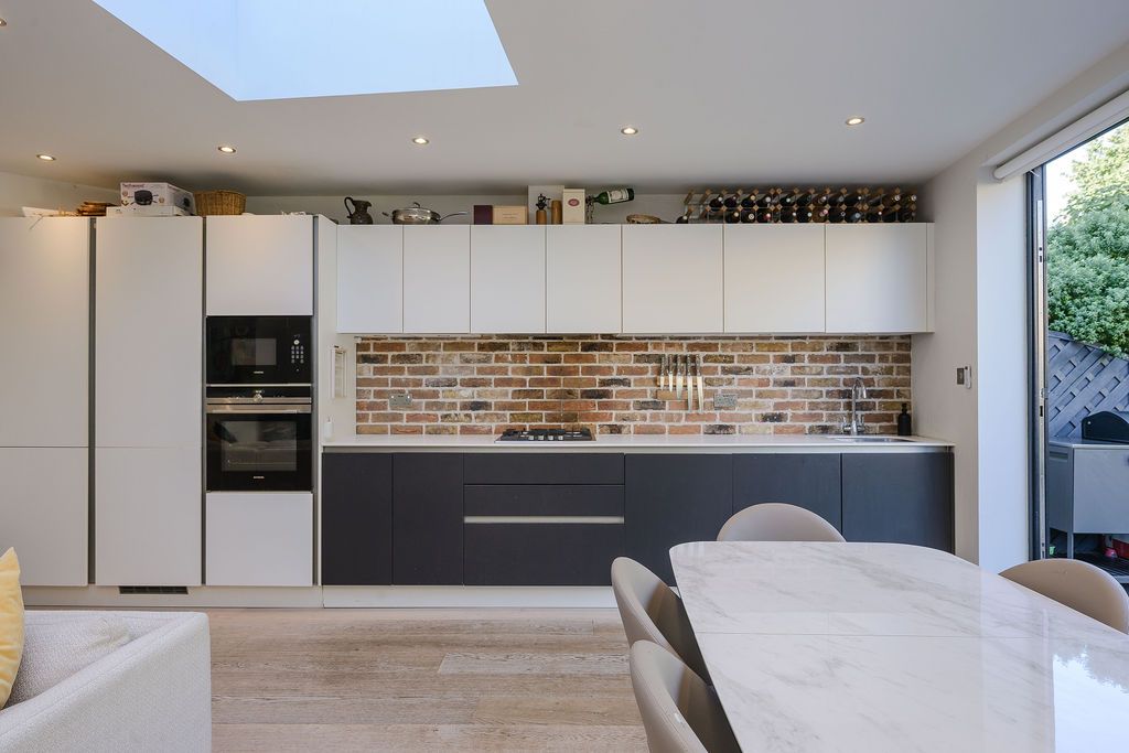 Maisonette for sale in London, Firstway, Raynes Park, SW20, 825 m²