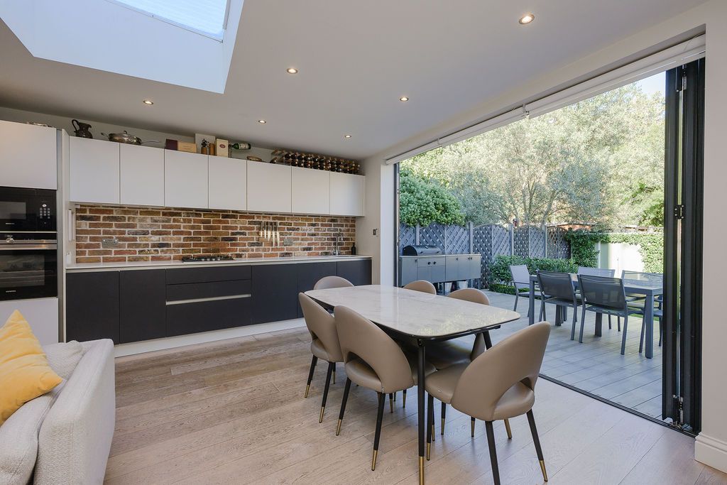Maisonette for sale in London, Firstway, Raynes Park, SW20, 825 m²