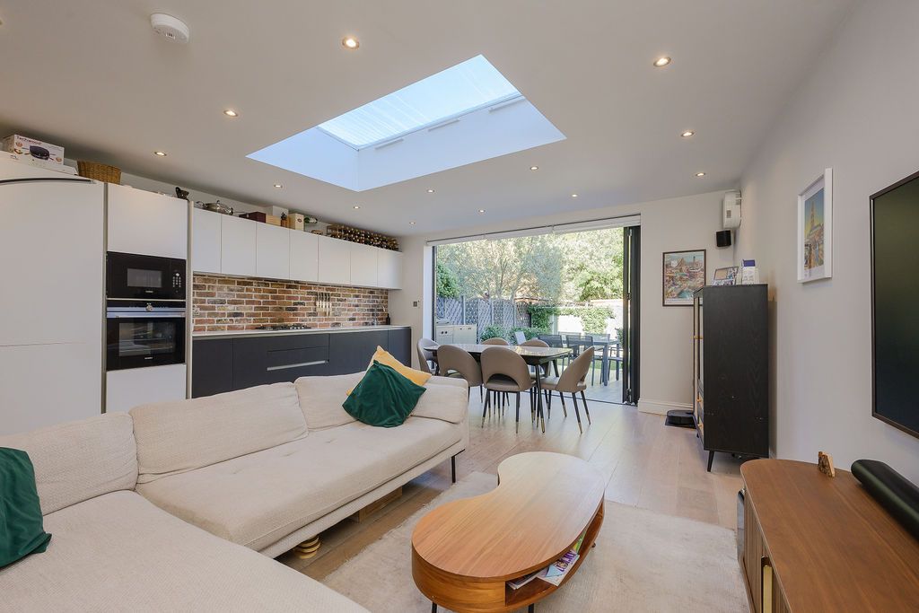 Maisonette for sale in London, Firstway, Raynes Park, SW20, 825 m²