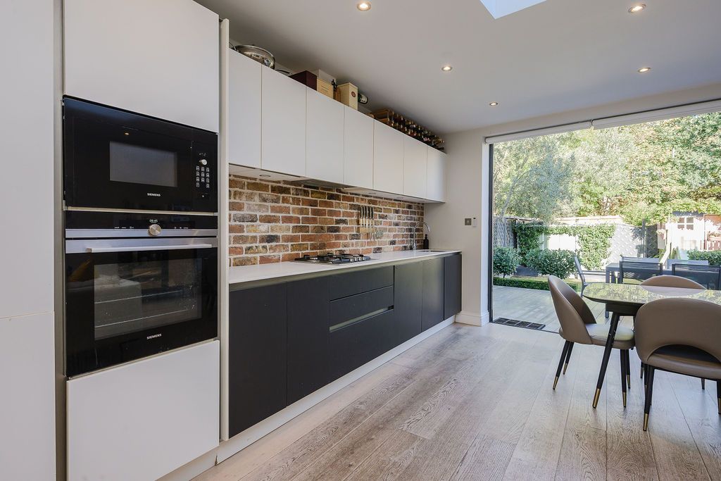 Maisonette for sale in London, Firstway, Raynes Park, SW20, 825 m²