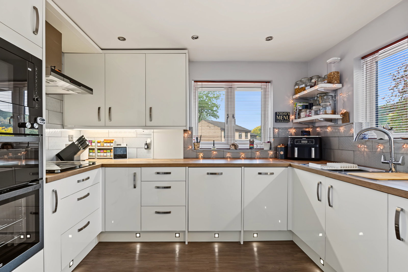 Detached House for sale in Chatham, The Covert, Walderslade Woods, Chatham, ME5 9JJ, 1308 m²