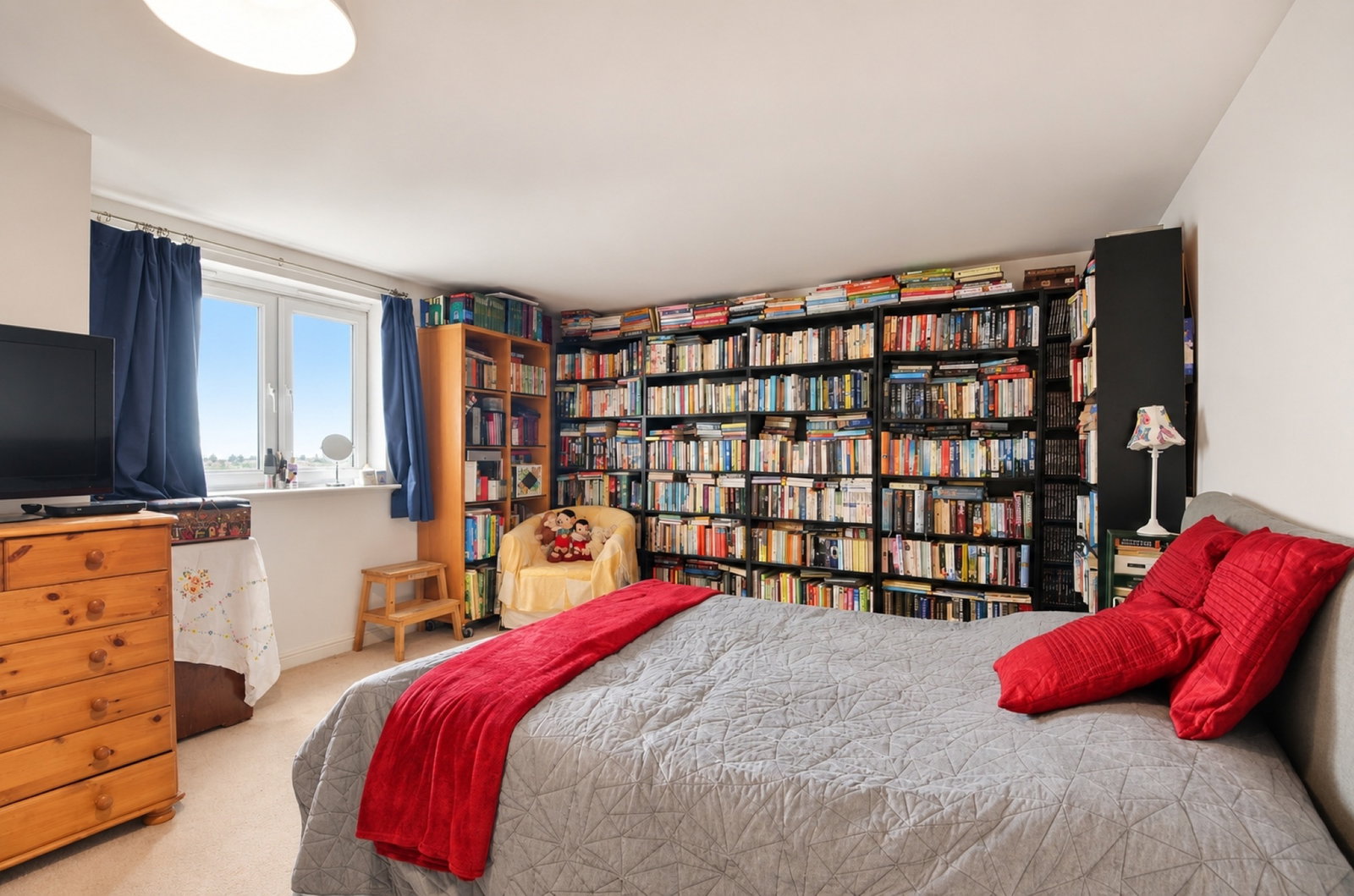Flat for sale in London, Singapore Road, London, W13 0UP