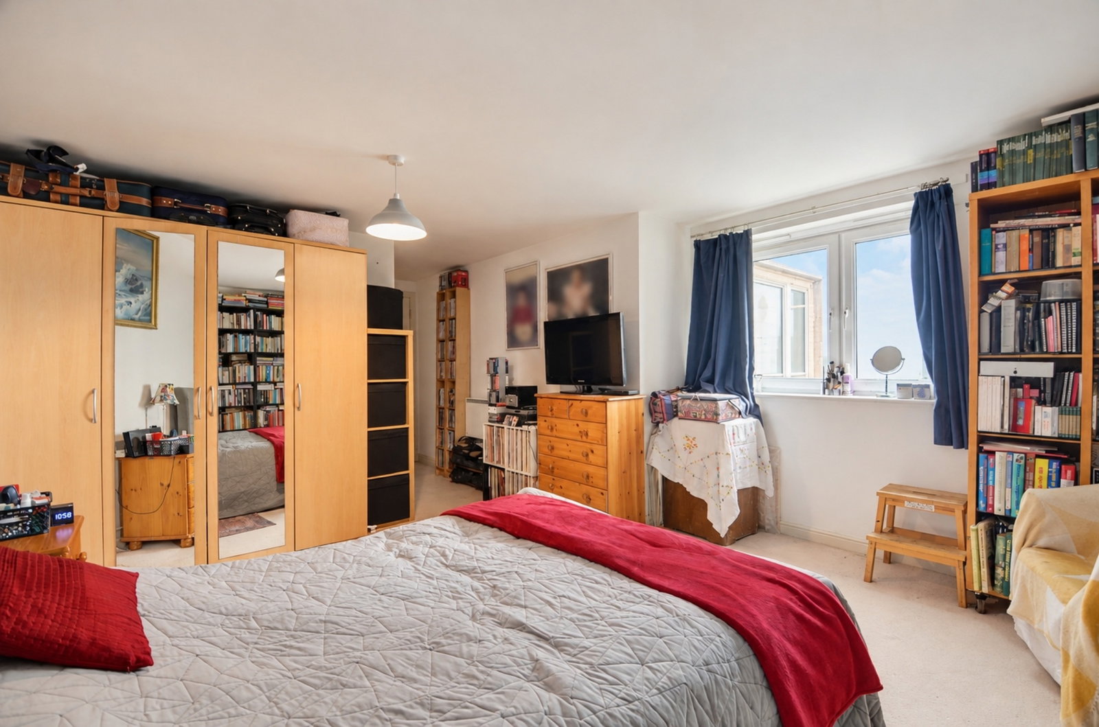 Flat for sale in London, Singapore Road, London, W13 0UP