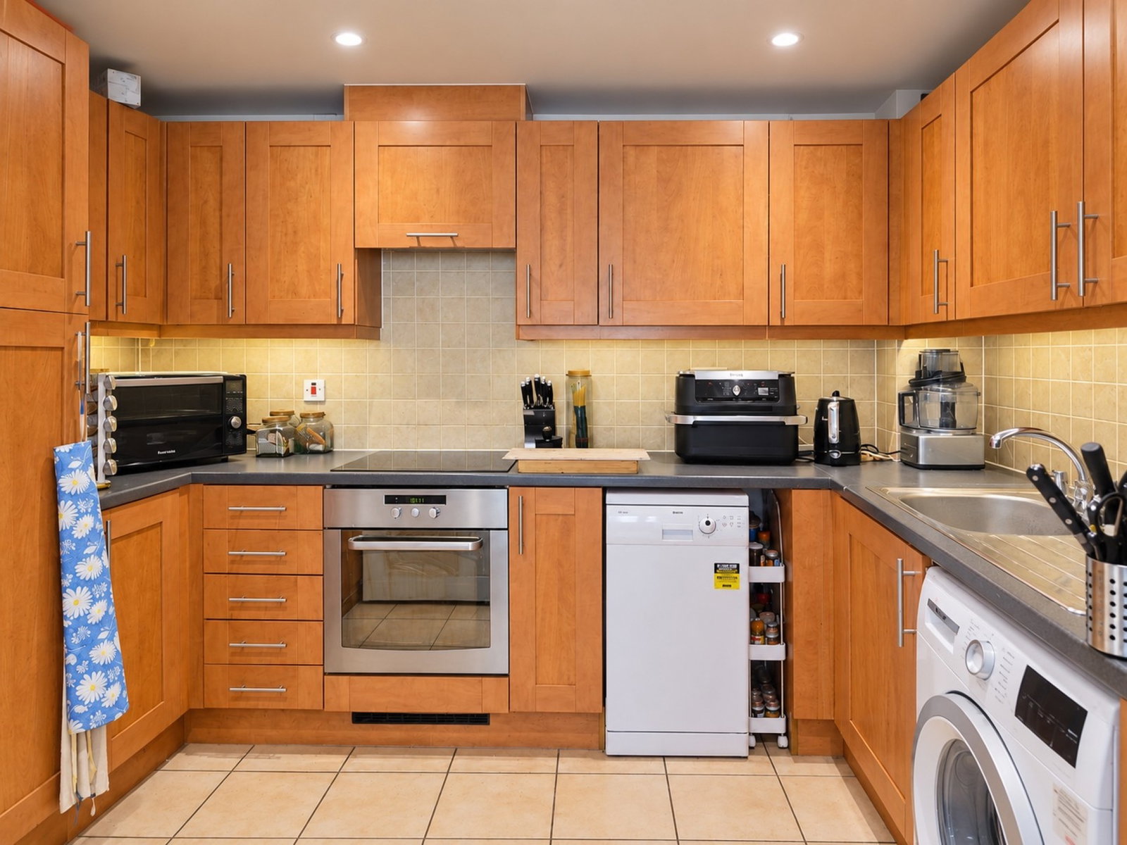 Flat for sale in London, Singapore Road, London, W13 0UP