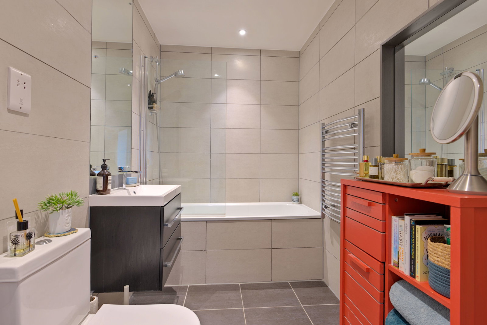 Flat for sale in Borehamwood, Elstree Way, Borehamwood, WD6 1SD, 500 m²